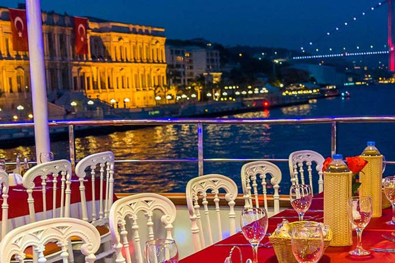 What to Wear on a Bosphorus Dinner Cruise: A Simple Packing Guide